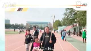 10岁女童举吊瓶参观衡水中学狼爸：一定要考上！