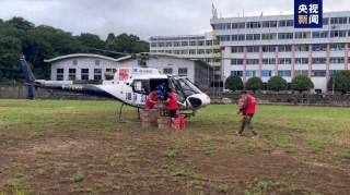 3架直升机向湖南灾区投放食品等生活物资