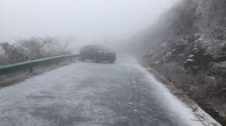 浙江杭州：一家三口自驾车拜年遇冰雪封山被困，获救后暂住山村