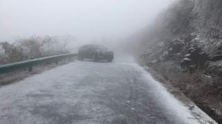 杭州一家三口自驾车拜年遇冰雪封山被困，获救后暂住山村