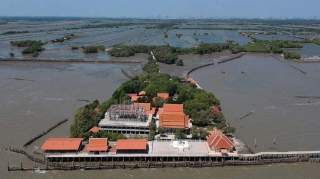 泰国漂浮寺庙孤悬海上 住持坚守遭侵蚀海岸线