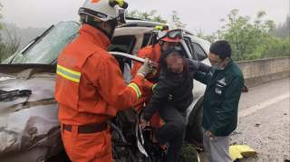 贵州黎平：油罐车与越野车相撞致两人被困黎平消防成功救援