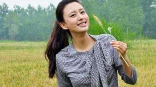 她是央视美女主持，嫁大20岁二婚富豪退隐，今40岁风采依旧！