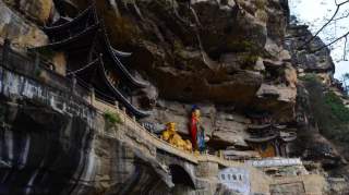 云南大山深处有座寺庙，位于悬崖峭壁上，不知由何人建于何时呢？