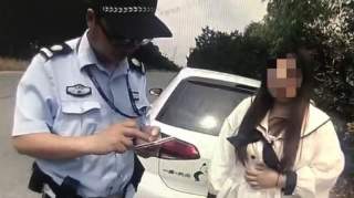 女子吃止疼药后开车险失控 警方提醒：别“药驾”