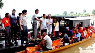 濛江镇党委书记现场指导，龙舟队冒雨训练