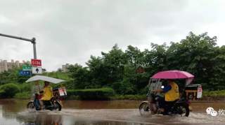 心酸！暴雨下，攸县美团外卖送餐员倔强的温情....