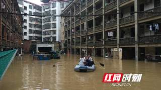 常宁：暴雨致家属楼被淹 多部门联合转移近百名被困群众