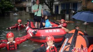 强降雨致广西桂林多地内涝 消防紧急营救数百人