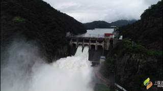 强降雨袭击我县：多地水库开闸泄洪