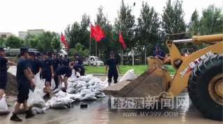 保路！阿什河涨水流过长江路道外段｜多部门应急抢险进行中