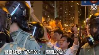 暴徒还想靠近中联办被港警制止，警员背后，市民大喊“警察加油！”