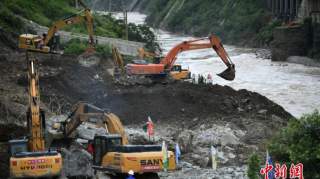 四川甘洛暴雨救援队搜寻遇难者遗体