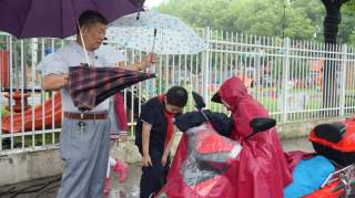 港城这位“撑伞大爷”，你认识吗？