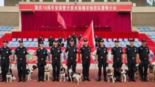 带警犬赴京参加国庆安保，这位万州民警真帅