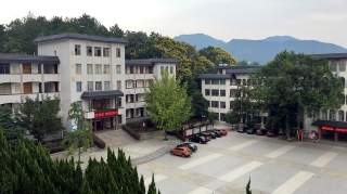 湘潭：压实安全责任，树立师德典范，韶山学校推行陪餐制度