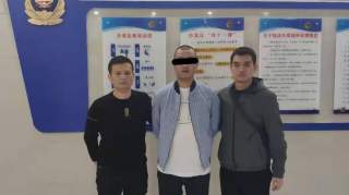 上饶两男子打警察，抓了