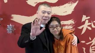 冯小刚面带慈祥带女儿走红毯！幸福的搂着女儿，看着好像亲生女儿！