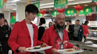 肖战北京卫视食堂打饭，谁注意了他的餐盘，这才是明星的真实饭量