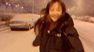 李小璐晒玩雪视频雪中奔跑笑得跟少女一样