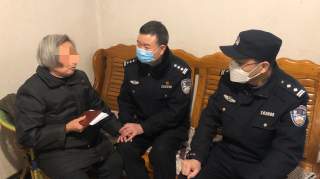 防疫不防爱服务送到家民警为老人解除“心病”