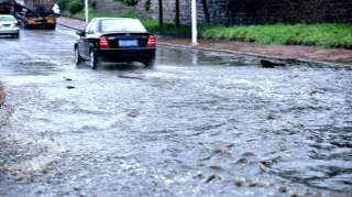 全国多地迎来入夏首场大雨