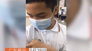 广东揭阳：学生未完成作业，被老用圆规扎胳膊，家长：40多个人都被扎！