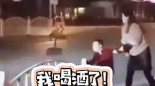 孩子冲着交警喊：我喝酒了，让我吹一下，妈妈表示很无奈