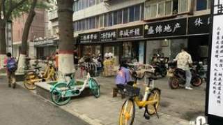 西安一街道多家店铺门头统一变成黑白色，市民：有点瘆人