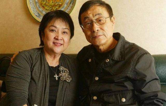 都是娱乐圈天王，一人和前妻如亲人，他却诅咒前妻和儿子去死！