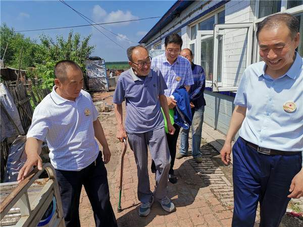 千里迢迢回母校“迎国庆·70周年”报恩文化交流座谈会