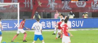 恒大把6-0踢成1-0？2个单刀空门不进！3个点球没吹，被质疑黑哨