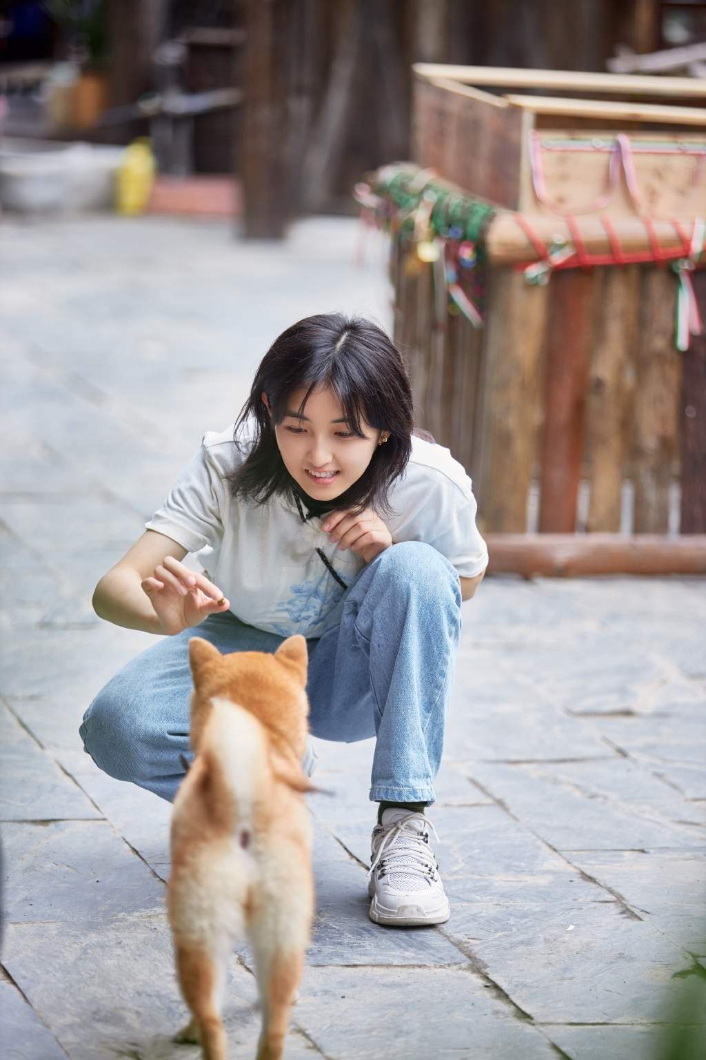  张子枫向往的生活穿搭，没有浓妆艳抹的精灵小妹，温柔暖心上热搜