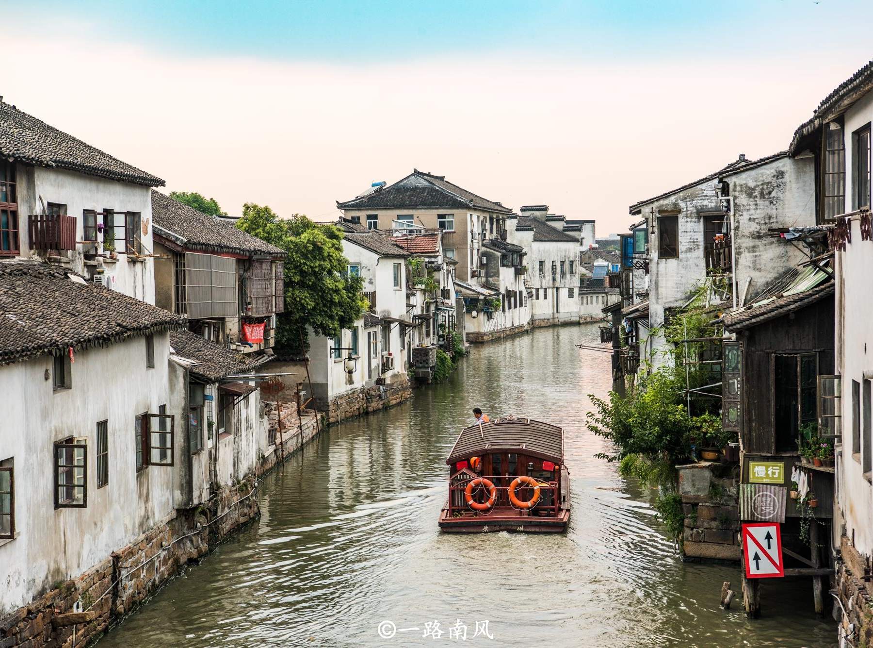 江苏最受欢迎的旅游城市，经济远胜南京无锡，但没有机场！