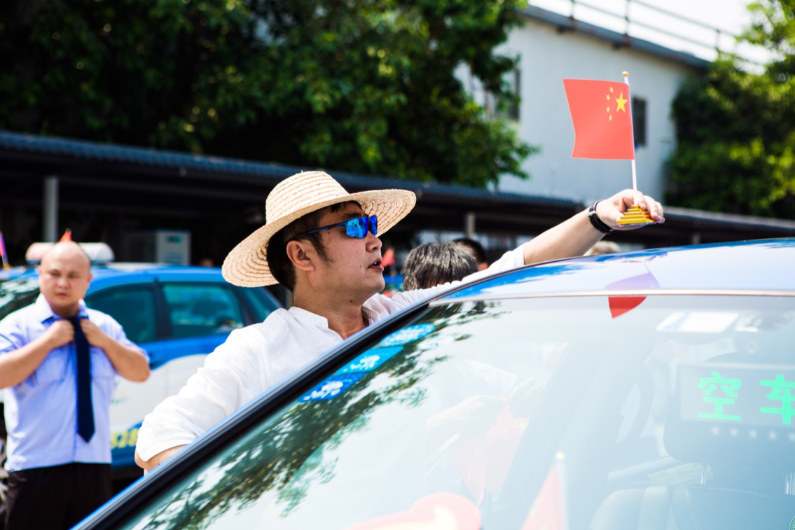 看!深圳的哥这样一起为祖国庆生