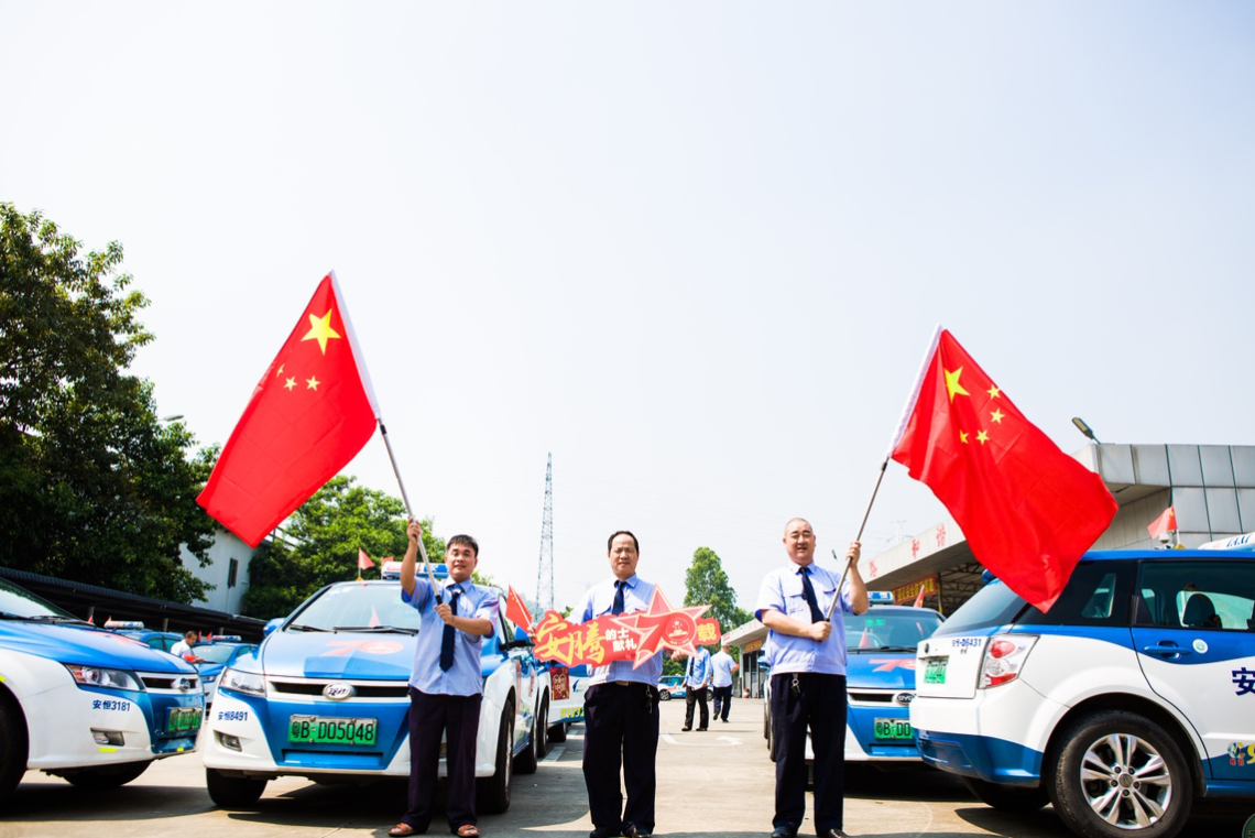 看!深圳的哥这样一起为祖国庆生