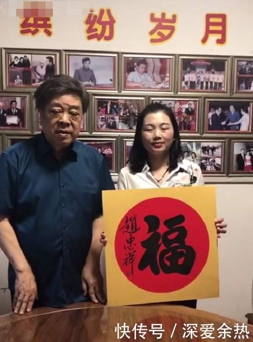 赵忠祥字画生意太好，会客厅人满为患，买字的客户排队等合影