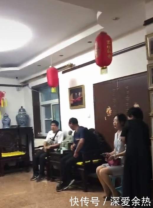 赵忠祥字画生意太好，会客厅人满为患，买字的客户排队等合影