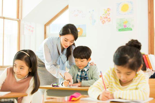 女教师因批改试卷走红，能让自己的学生爱上考试，老师太有才