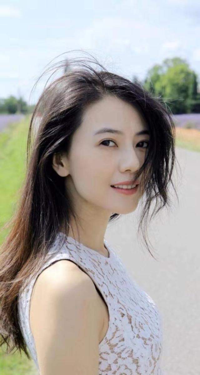 高圆圆原来这么会穿！成熟温婉又甜美，学会这6套搭配让你美一年