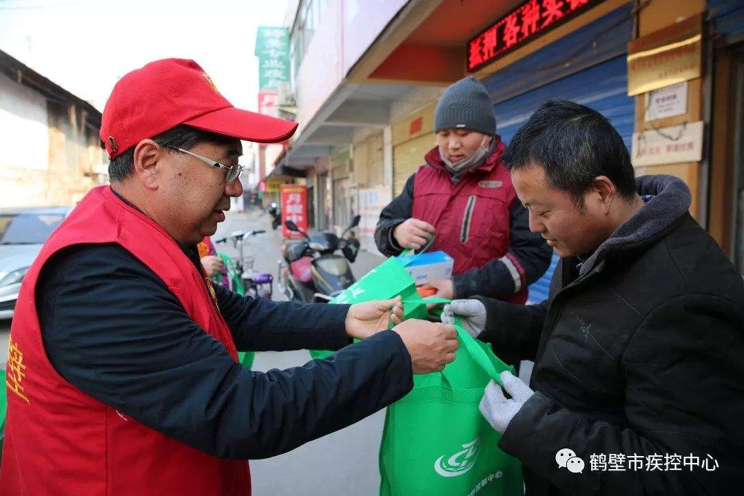 腊八佳节送慰问疾控关怀暖人心——市疾控中心开展慰问快递小哥志愿服务活动