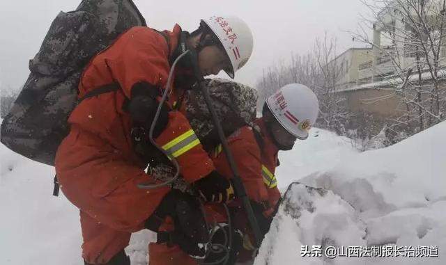 迎风雪练打赢特勤中队开展地震救援拉练