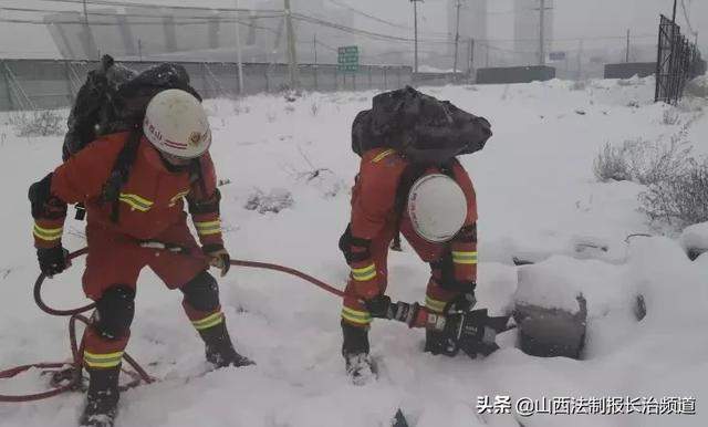 迎风雪练打赢特勤中队开展地震救援拉练