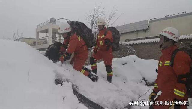 迎风雪练打赢特勤中队开展地震救援拉练