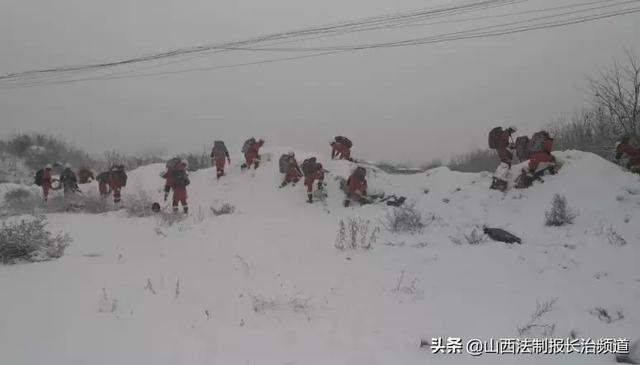 迎风雪练打赢特勤中队开展地震救援拉练