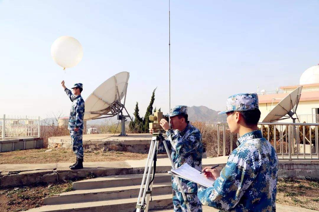 神操作！这群气象兵脸测风速#目测云高#手测温度