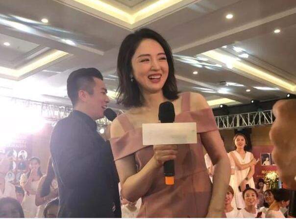 董璇带女儿小酒窝与李小璐聚餐