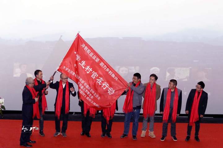 大学生扶贫电影《这一站 我的村》在贵阳首映