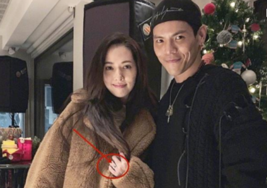 ​向佐与郭碧婷承认恋情，网友大感意外，郭碧婷不是同性恋吗?