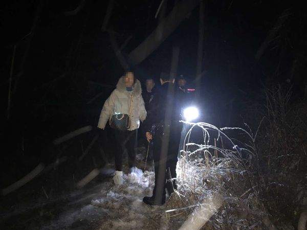 浙江杭州：一家三口自驾车拜年遇冰雪封山被困，获救后暂住山村